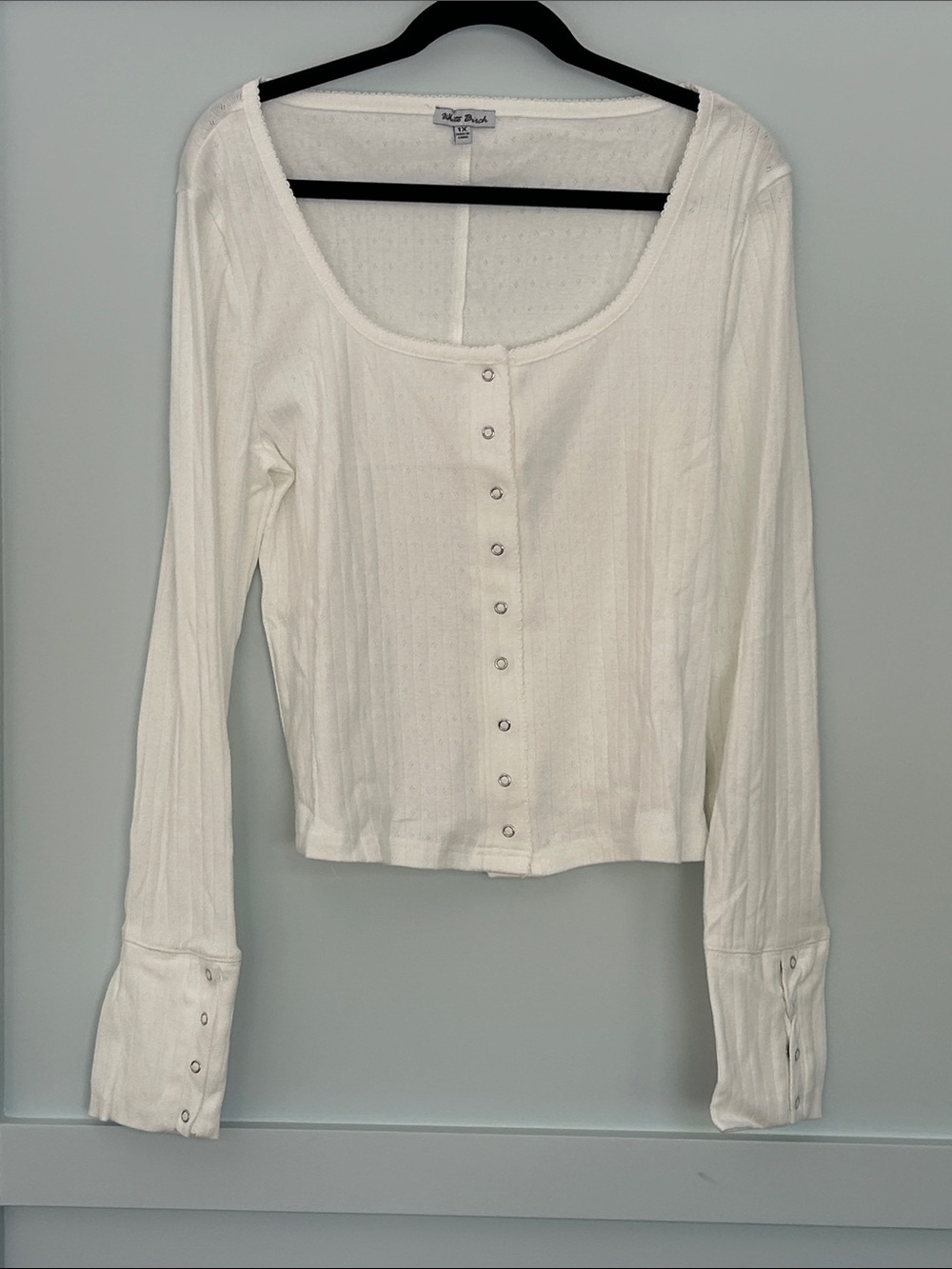 white birch White Ribbed Scoop-Neck Snap-Front Long Sleeve Top